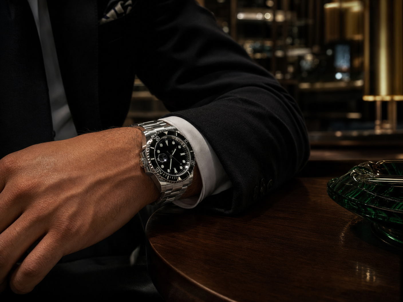 Personne portant une montre de luxe au poignet